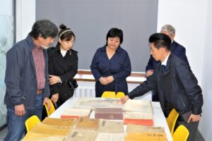 Read more about the article Корей Республикасы Кванджу қалалық білім басқармасынан келген қонақтар университет кітапханасында болып, сирек кездесетін әдебиеттер қорындағы күріш қағазына корей тілінде қытай әріптерімен жазылған қолжазбалармен танысты